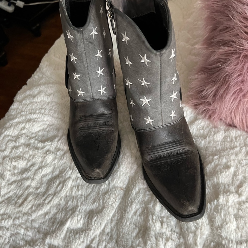 Nice boots gray and blk Amercan flag worn once.